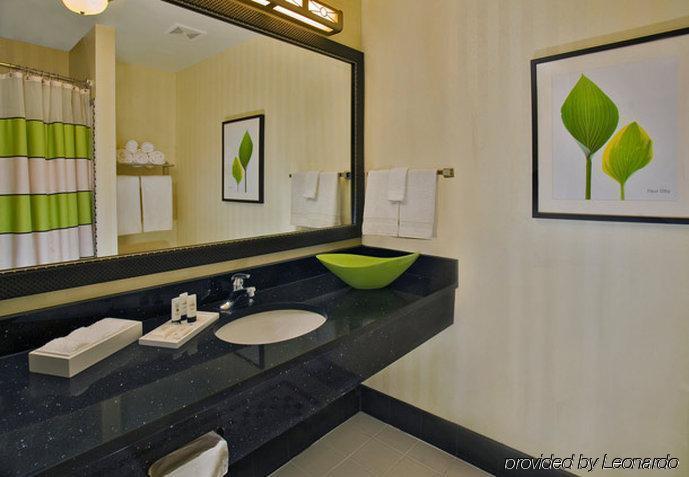 Fairfield Inn Hartford Airport Виндзор Локс Экстерьер фото