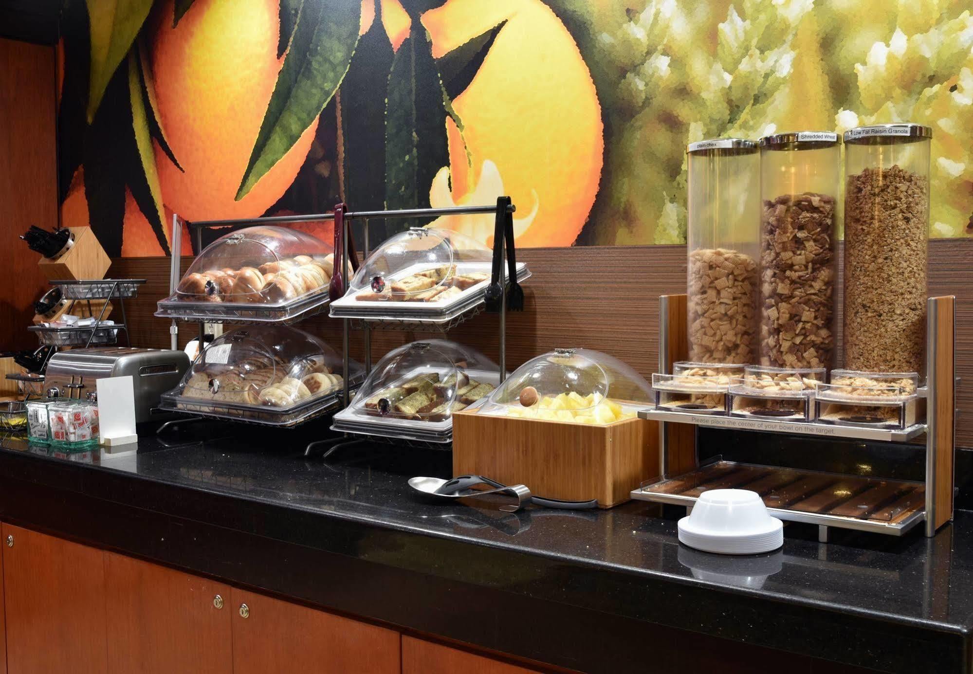 Fairfield Inn Hartford Airport Виндзор Локс Экстерьер фото