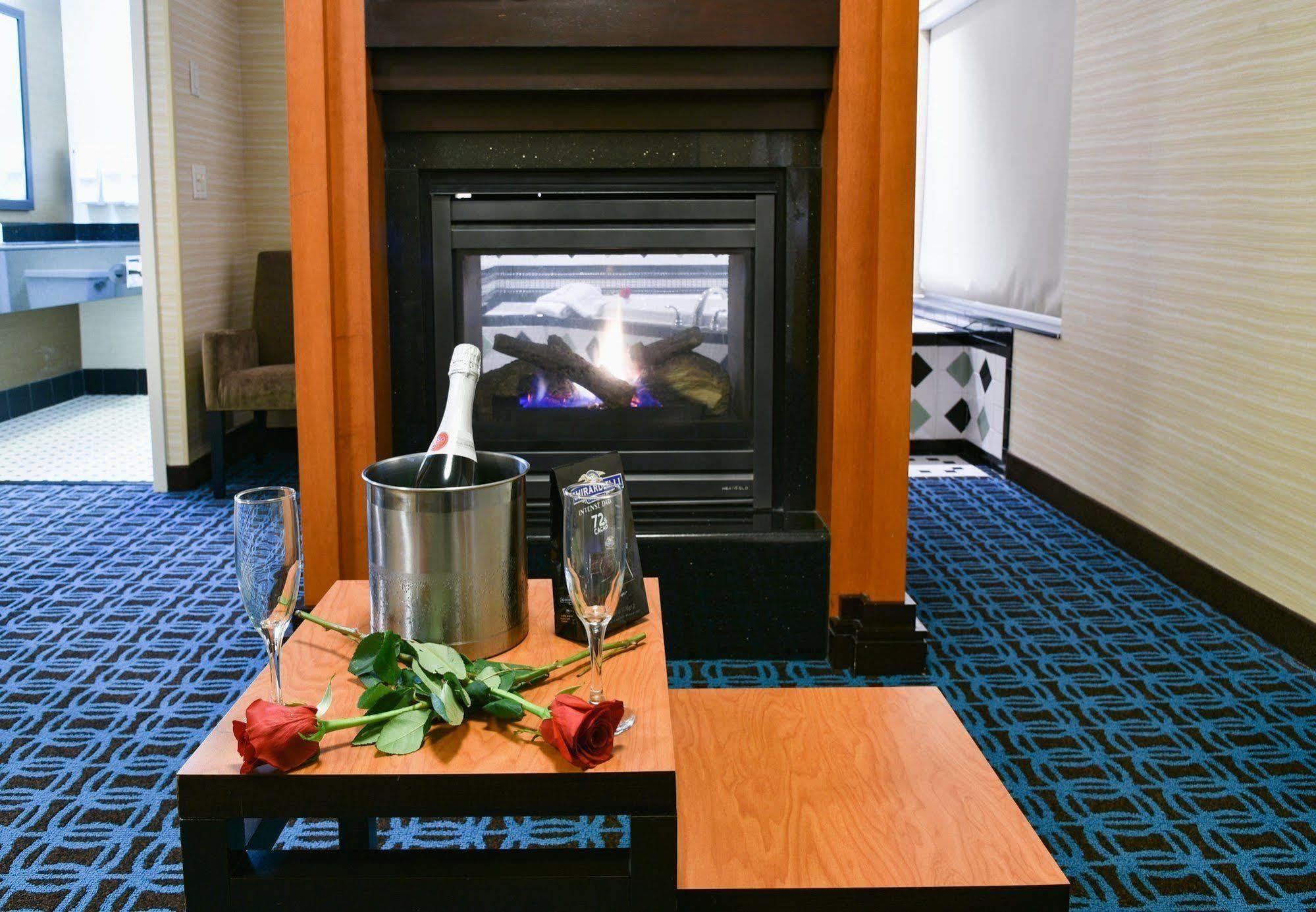 Fairfield Inn Hartford Airport Виндзор Локс Экстерьер фото