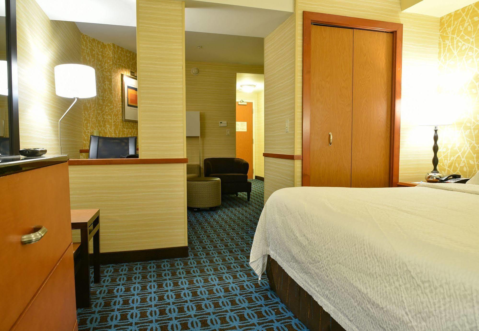 Fairfield Inn Hartford Airport Виндзор Локс Экстерьер фото
