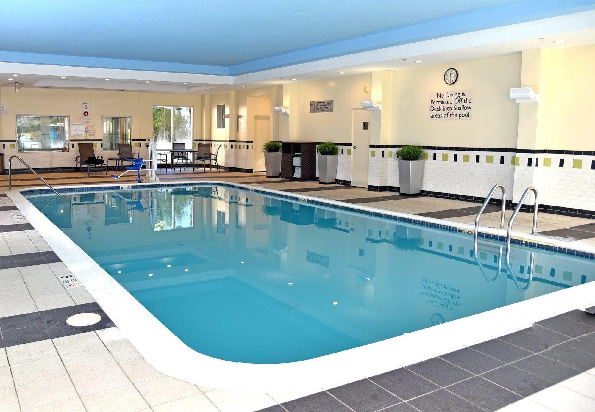 Fairfield Inn Hartford Airport Виндзор Локс Экстерьер фото